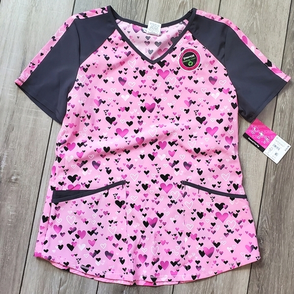 Small pink heart print scrub top - Picture 4 of 13